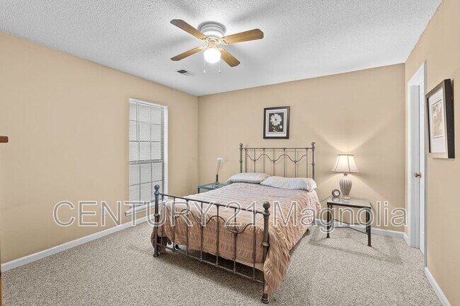 Building Photo - 2519 Carriage Creek