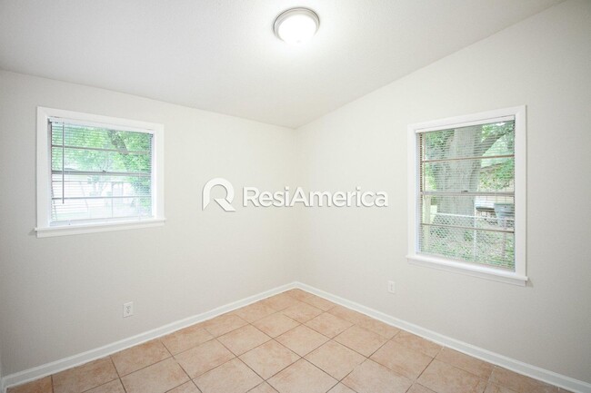 Building Photo - Renovated 3/2 in Great Location!
