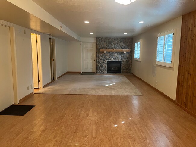 Building Photo - 2409 Newcastle Dr