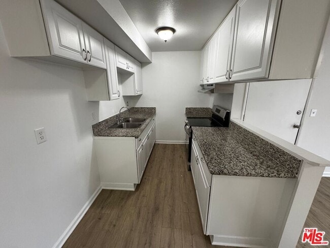 Building Photo - 13562 Vanowen St