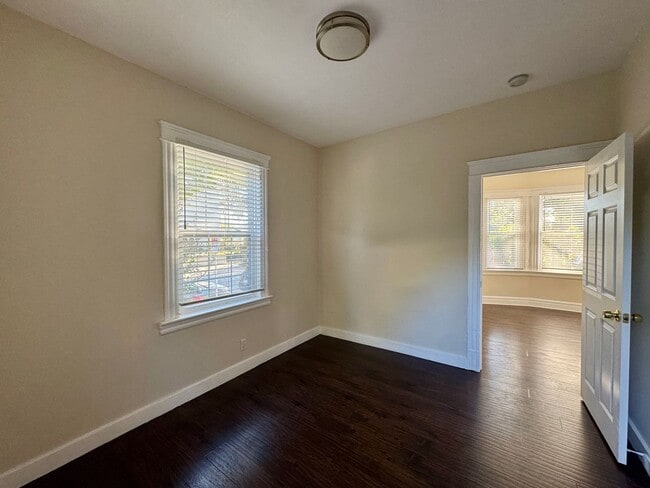 Building Photo - OAKVILLA