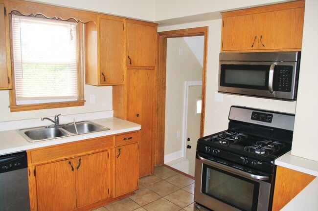 Building Photo - Charming 3 Bedroom Home Near West St. Paul!!
