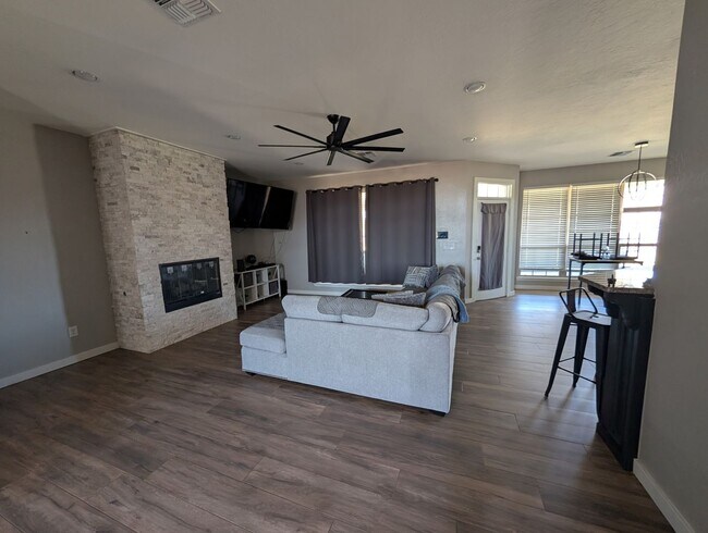 Building Photo - 1001 Hummingbird Dr.