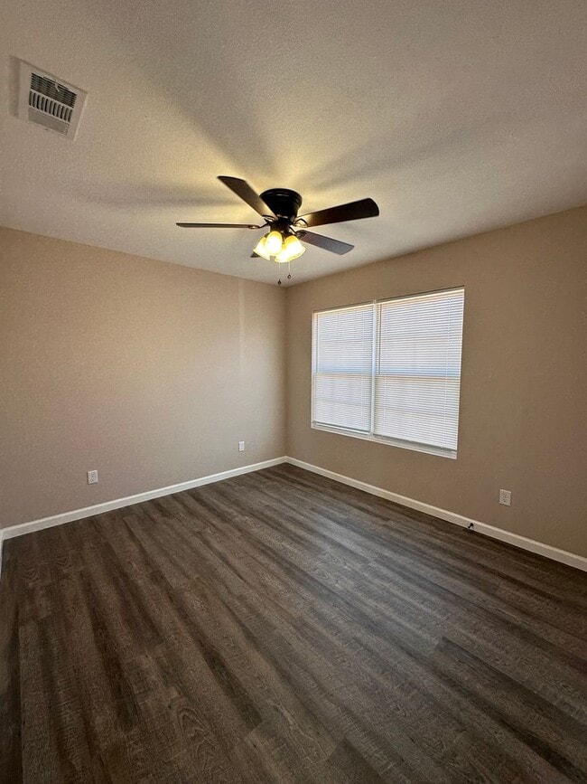 Building Photo - 3 Bed 2 Bath Brick Home with Fenced in Backyard