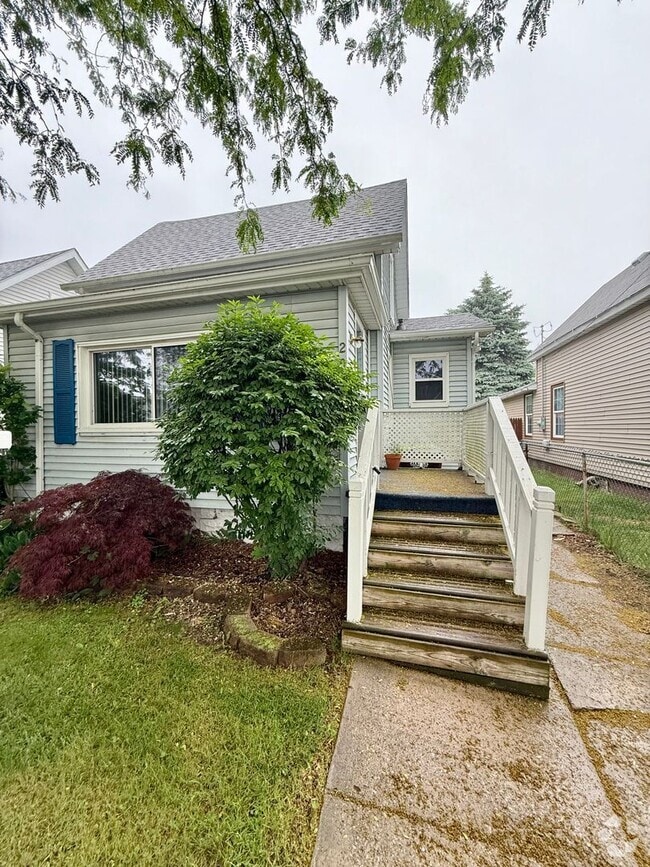 Building Photo - Charming 2-Bedroom Home with Vintage Touch...