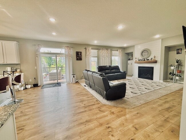 Building Photo - Stunning 5bed/3 1/2 bath Home in Shakopee!