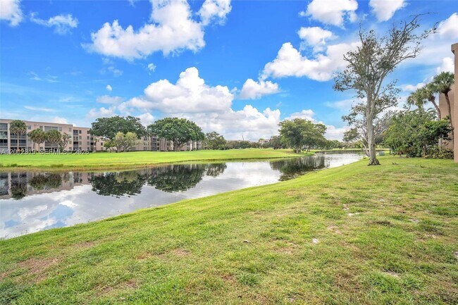 Building Photo - 9431 Live Oak Pl