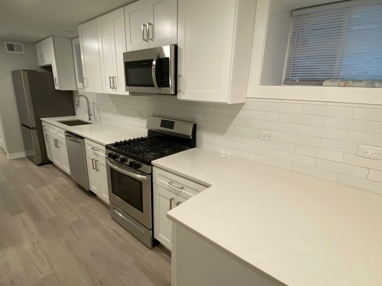 Kitchen w/ Peninsula - 2119 W Potomac Ave