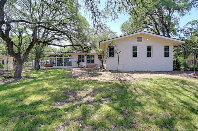 Building Photo - 922 Oak Ln