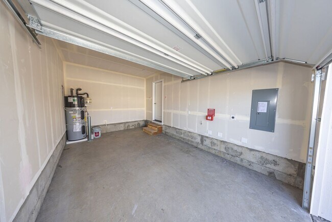 Building Photo - Brand New! - 3 Bedroom Townhome in Brush Prairie