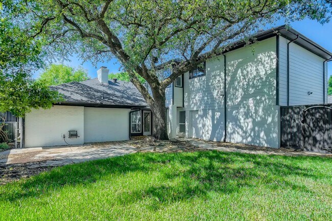 Building Photo - Charming Prestonwood home with peaceful backyard oasis