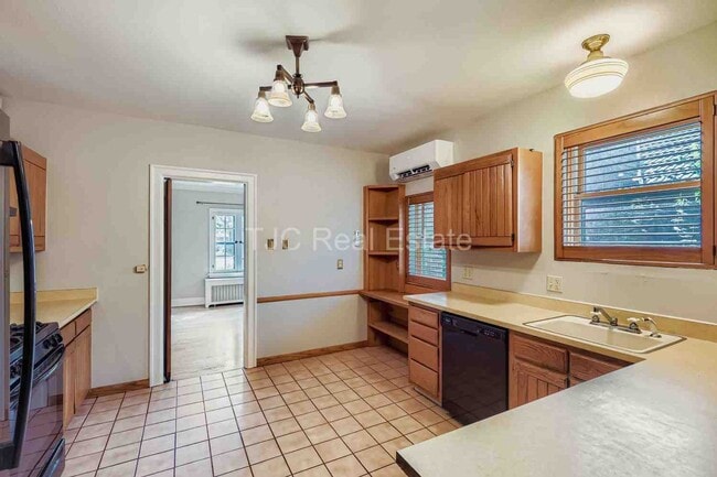 Building Photo - 1665 Jasmine St