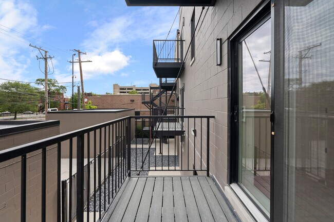 Building Photo - 428 E 50th Pl
