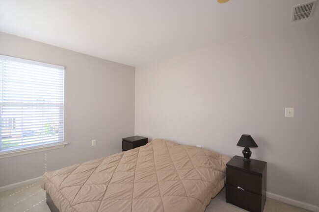 Building Photo - 326 Wheatfield Cir