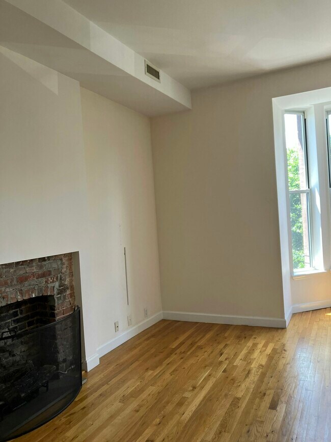 Building Photo - 2099 5th Ave