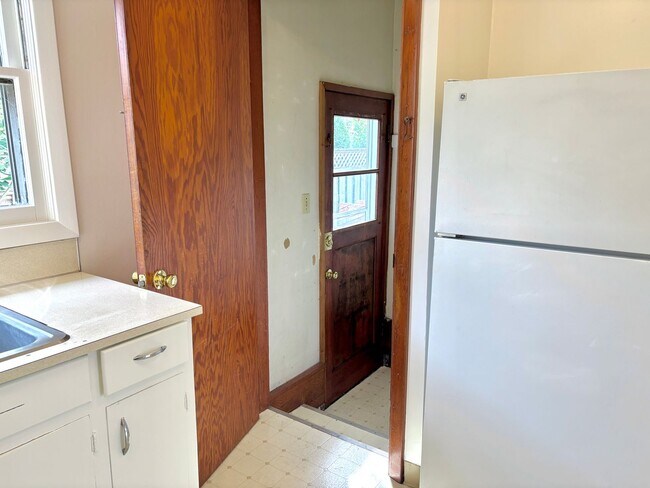 Building Photo - FEWEK01