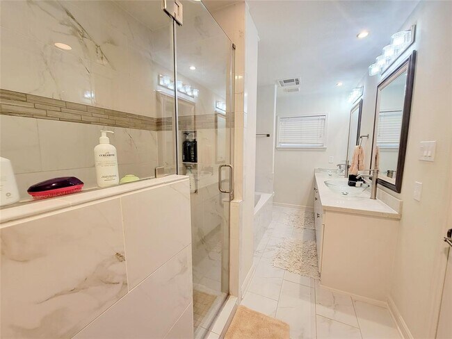 Building Photo - 426 Isolde Dr