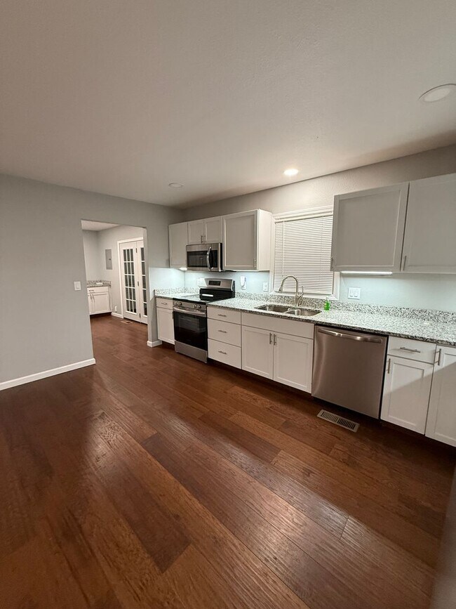 Building Photo - Very Nice 3 Bedroom home in great location!