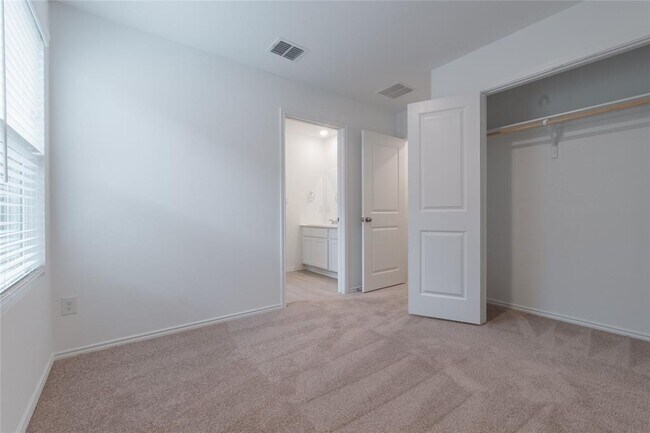 Building Photo - 368 Keefer