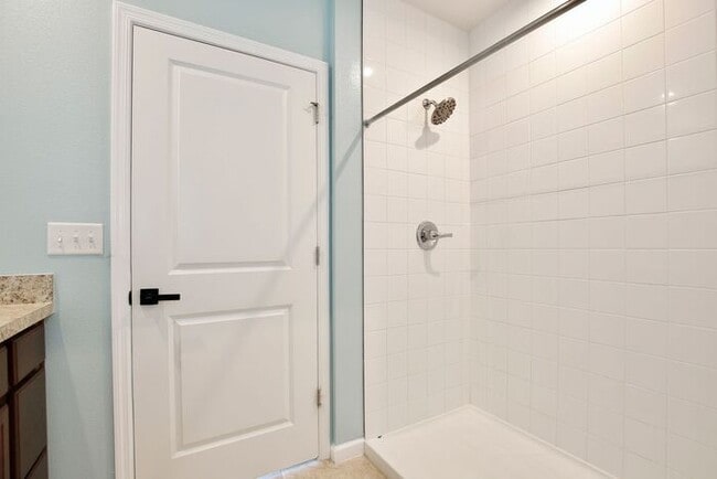 Building Photo - Effortless Living in a Modern 3-Bed Home w...