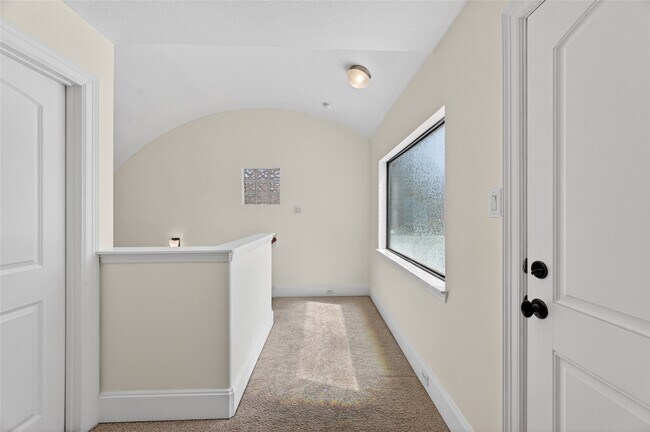 Building Photo - 5305 Lillian St