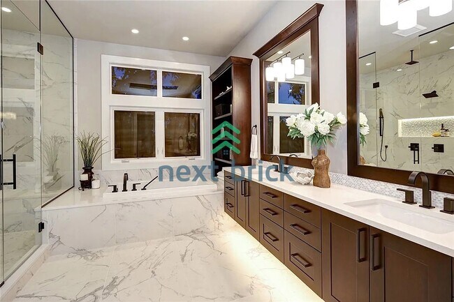 Building Photo - Luxurious 5-Bed, 5-Bath Oasis in Bellevue's Prime Location!