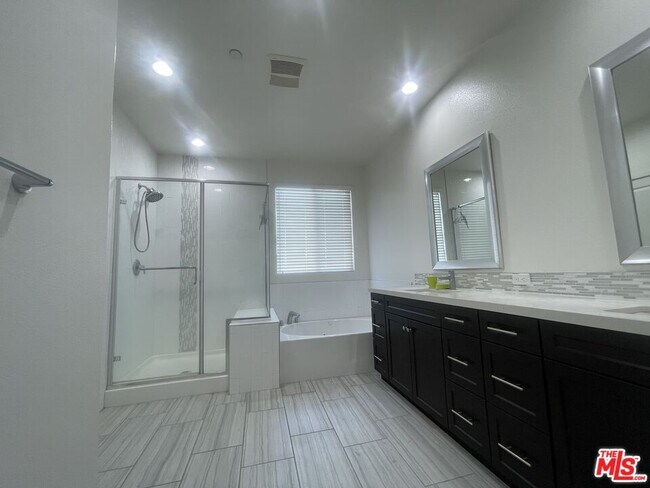 Building Photo - 7937 N Keer Dr