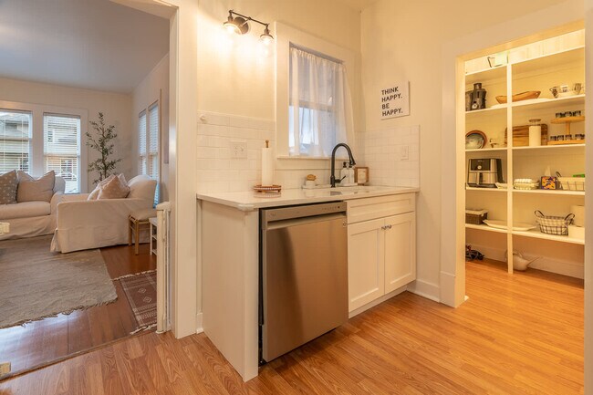 Building Photo - 116 4th Ave N