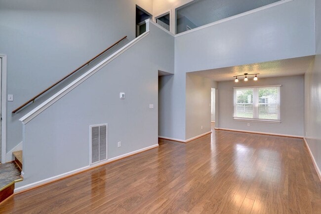 Building Photo - Well Maintained Coventry Home