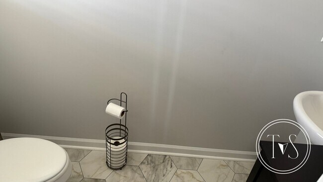 Building Photo - RATE DROP ALERT (was $2600/month)!