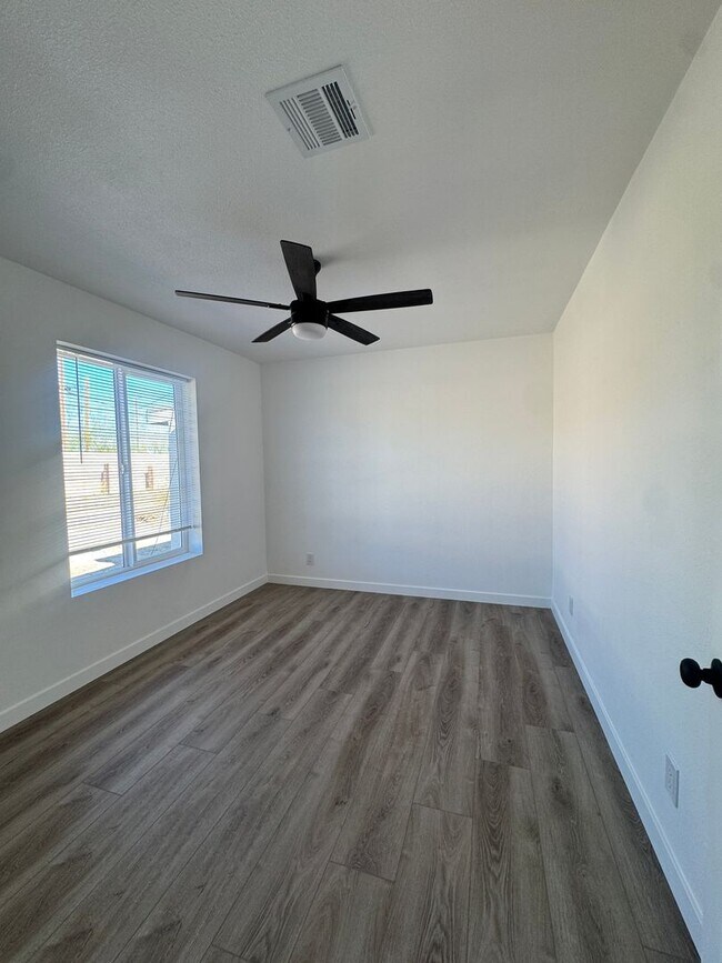 Building Photo - Fully remodeled