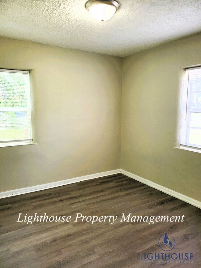 Building Photo - NEWLY RENOVATED 3 bed/2 bath!