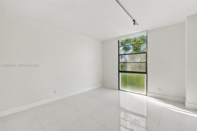 Building Photo - 3475 N Country Club Dr