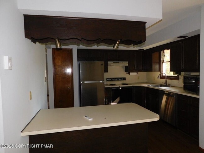 Building Photo - 3-bedroom, 2-bath home featuring an open f...