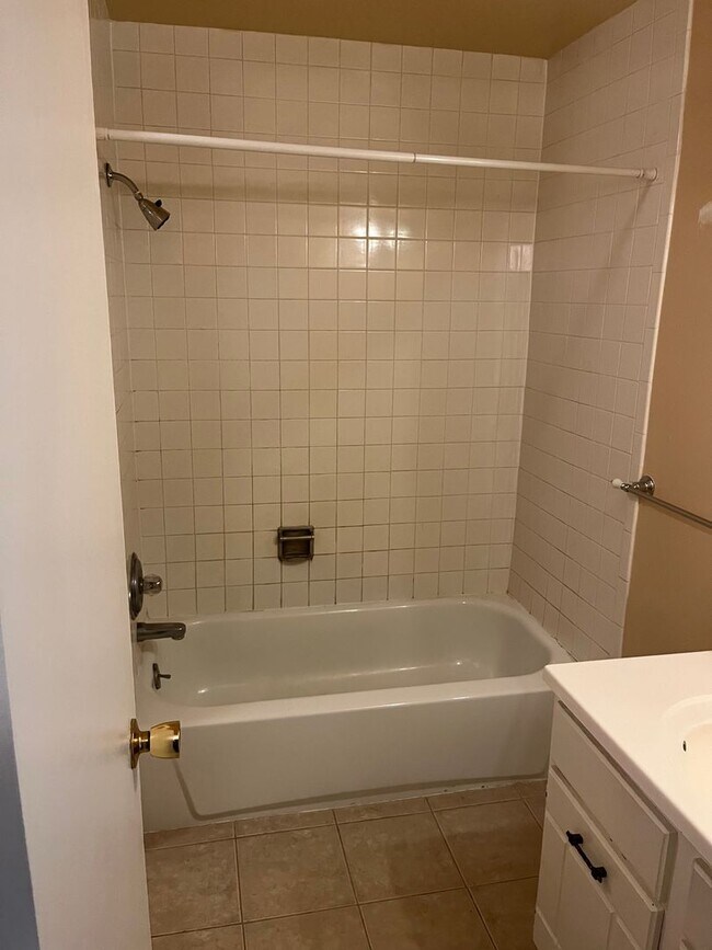 Building Photo - Spacious 1br/1ba Condo