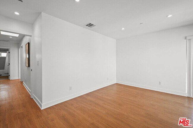 Building Photo - 818 N Hobart Blvd