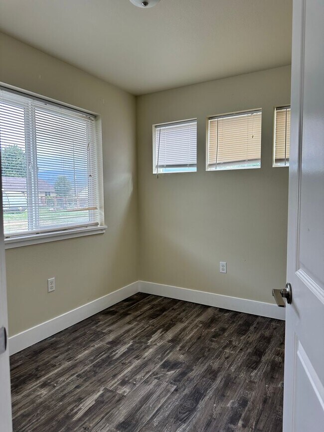 Building Photo - 207/209 Morton St