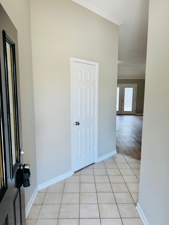 Building Photo - Charming 3-Bedroom Home on a Spacious Corn...