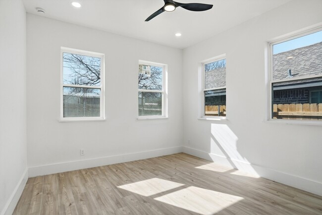 Building Photo - 128 N Cedar St