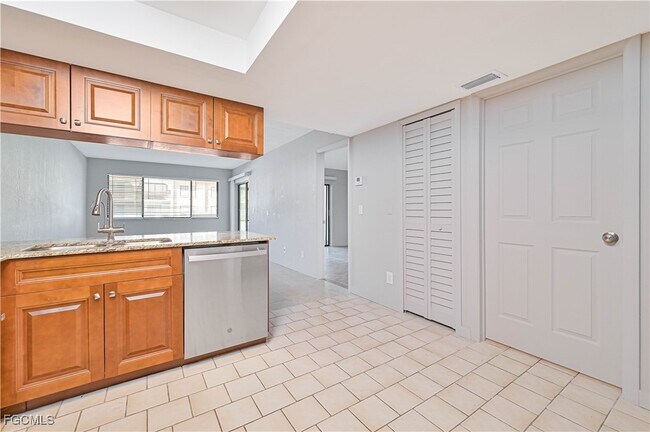 Building Photo - 606 Gerald Ave