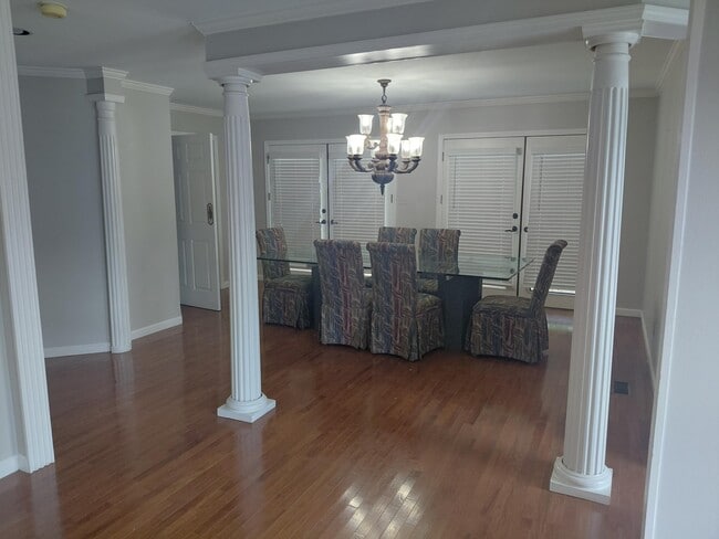 Building Photo - 3507 Lakeside Ct