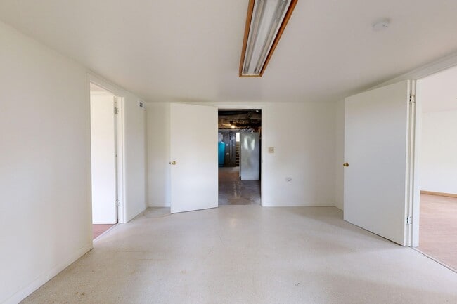 Building Photo - Farmhouse - Showings now Available
