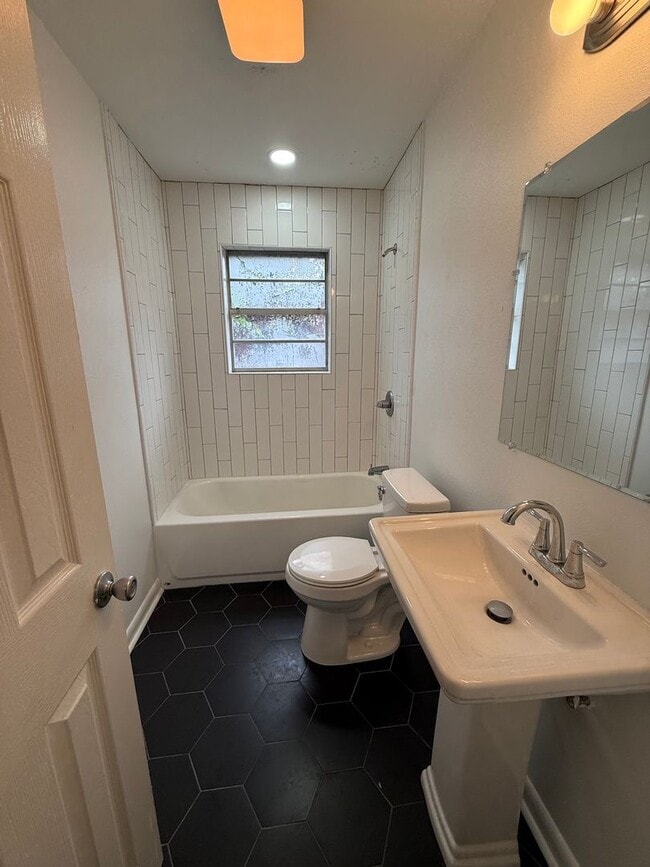 Building Photo - 1821 S Brookwood Dr