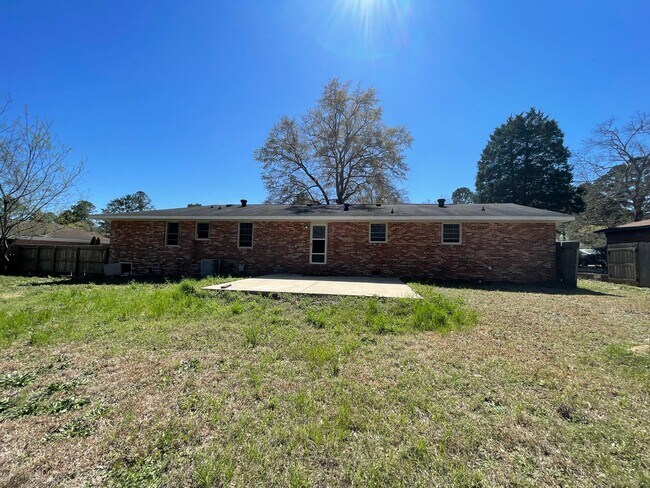 Building Photo - 3 bed/2 bath home in Martinez w/huge backyard and covered patio