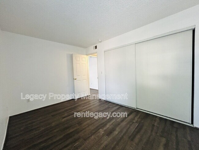Building Photo - 7445 Auburn Oaks Ct