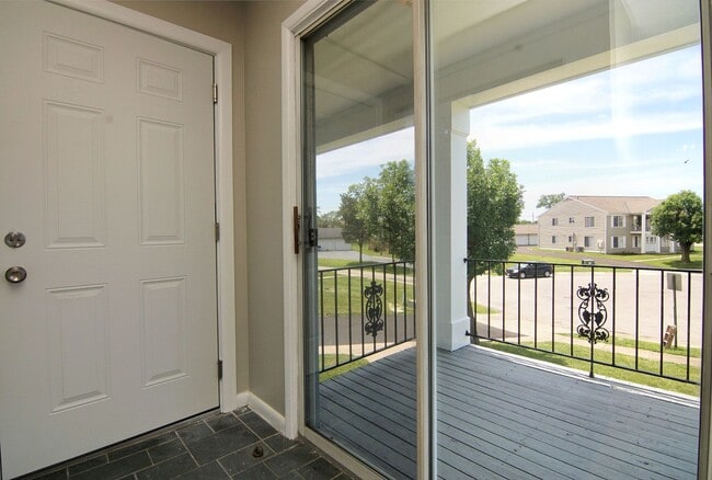 Building Photo - Parkridge Court Apartments - Newly Renovated - Washer & Dryer Hookups