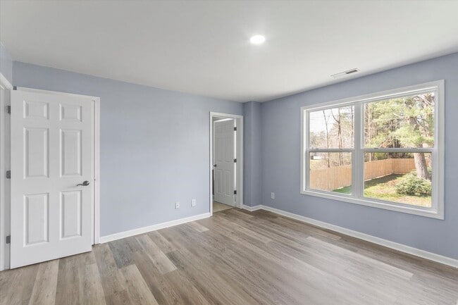 Building Photo - In Town Near The Bike Path