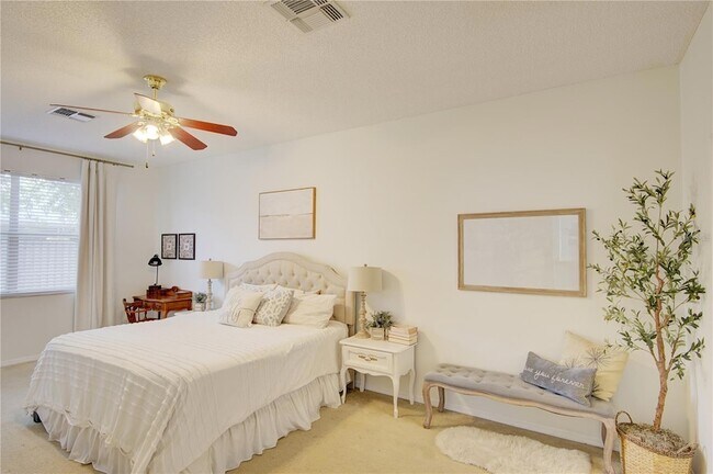Building Photo - 963 Cherry Valley Way