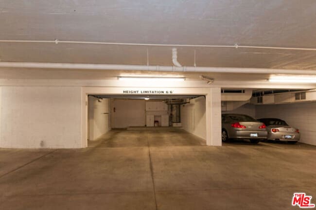 Building Photo - 826 Main St