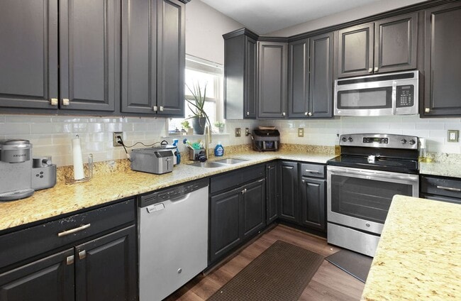 Building Photo - 4 Bed 2.5 Bath